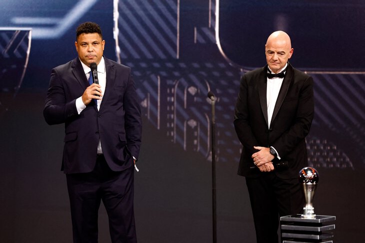 摩根世界杯梅西,梅西黑袍领奖视频