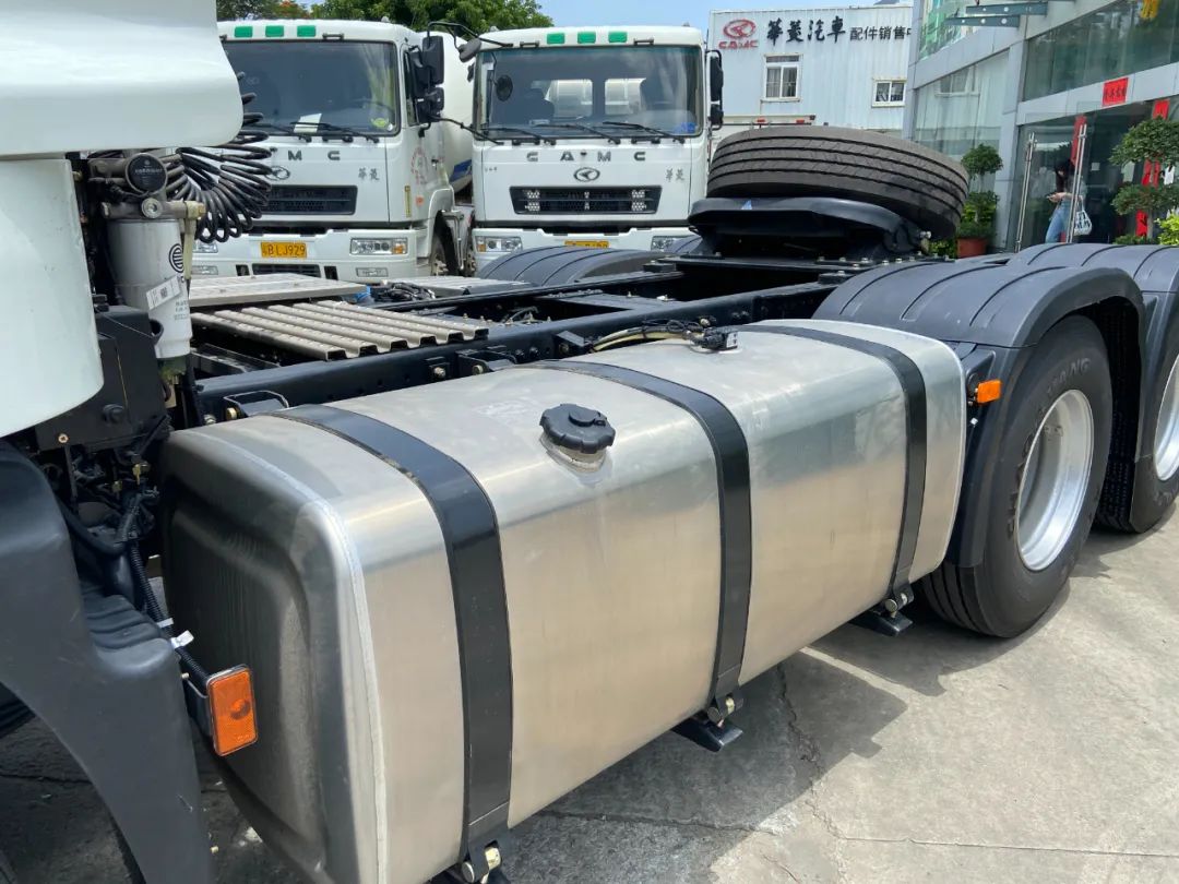 华菱汉马h7460马力牵引车多少钱,拉7吨挖机的自卸车