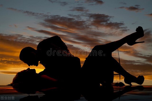 白狗秋和莫言的照片,莫言的白狗荡秋千