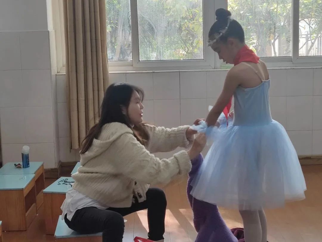 江苏常熟市商城小学舞蹈《成长在祖国的怀抱里》荣获三等奖