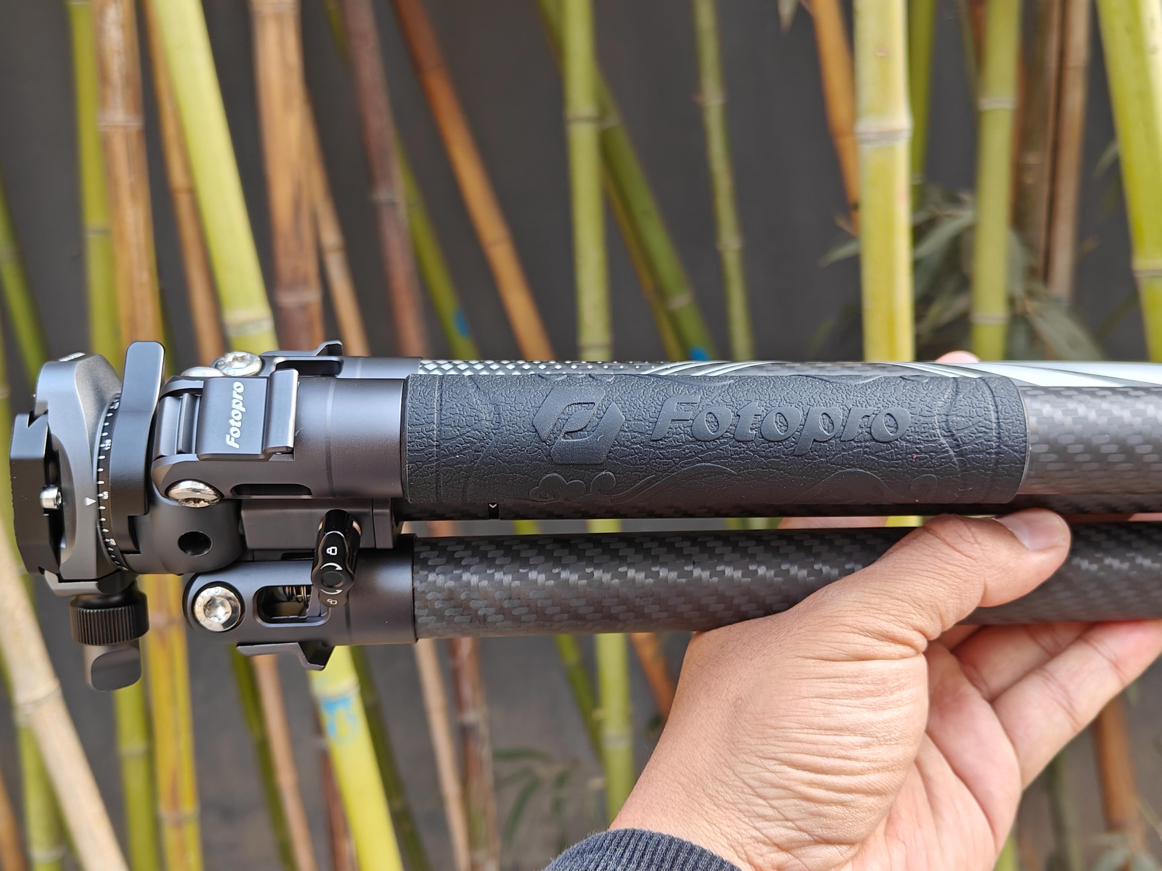 轻便小巧的自拍三脚架,多功能充电运动相机三脚架推荐