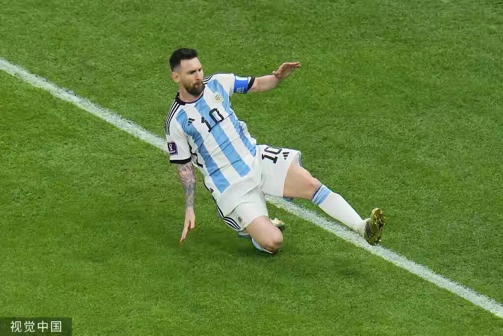 当法国队扳平比分球迷反应,当阿根廷赢得点球梅西如释重负