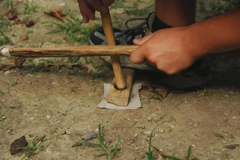 石器时代野人取火,锯竹取火钻木取火擦木取火