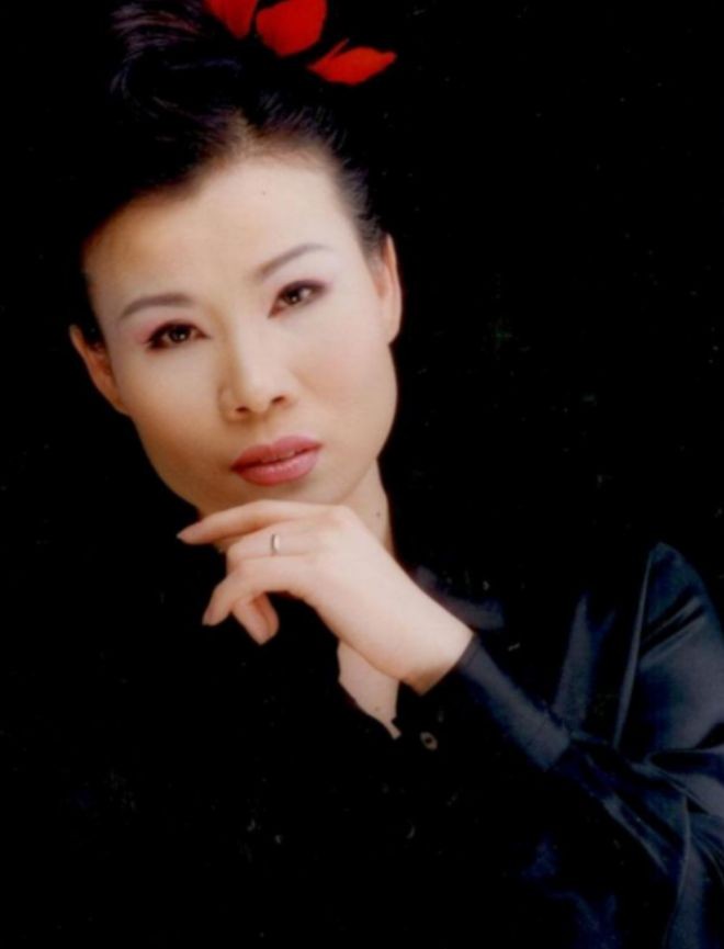 她发烧4天后突然去世,女歌手演出时倒地抢救无效离世