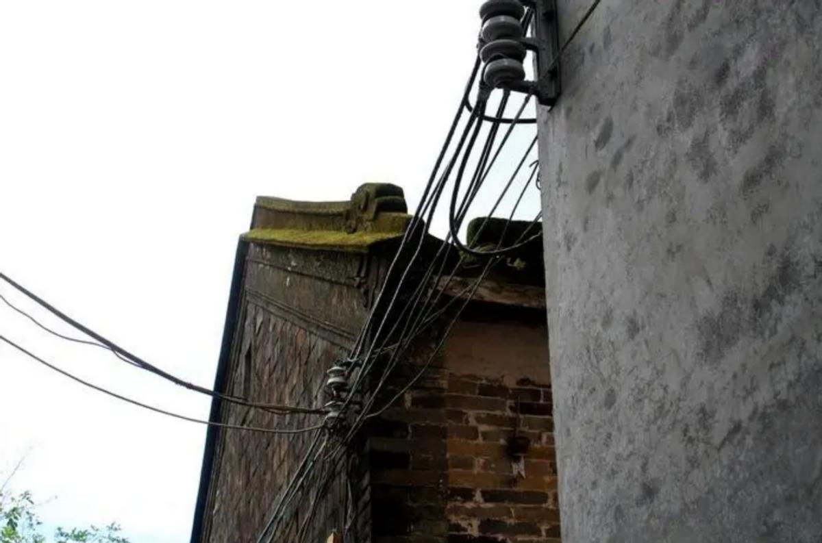 安徽一地多人遭雷击2人身亡,2003年安徽村民遭雷劈死亡