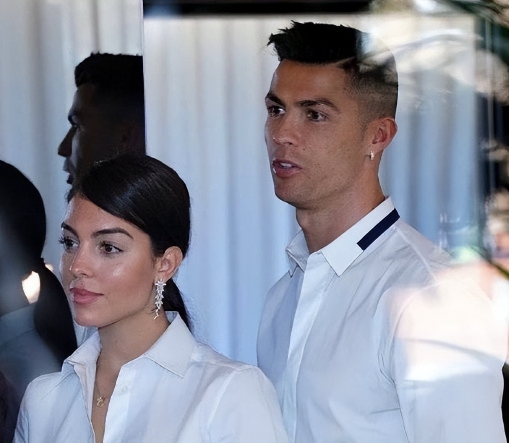 c罗伊莲娜乔治娜对比,c罗为何选择乔治娜而放弃伊莲娜