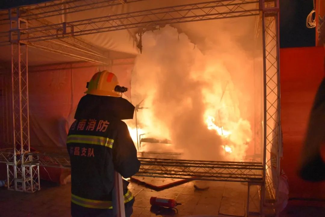 河南省消防员立功喜报送到家,消防站荣获工人先锋号