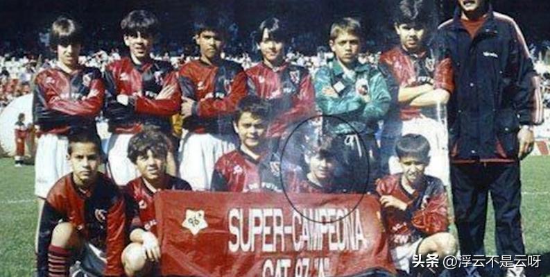 从小立志成为足球界最伟大的球员,出生贫寒17岁却成为足球界的传奇