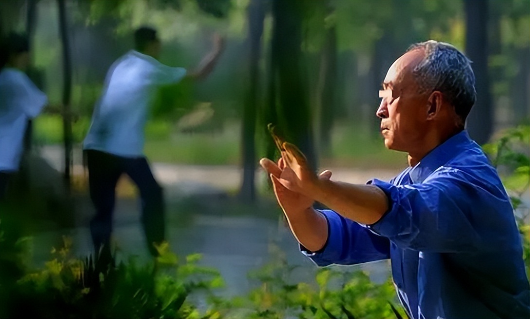 回顾贵州老人山上晨练，被杜高犬一路跟随，最终被2只杜高犬撕碎