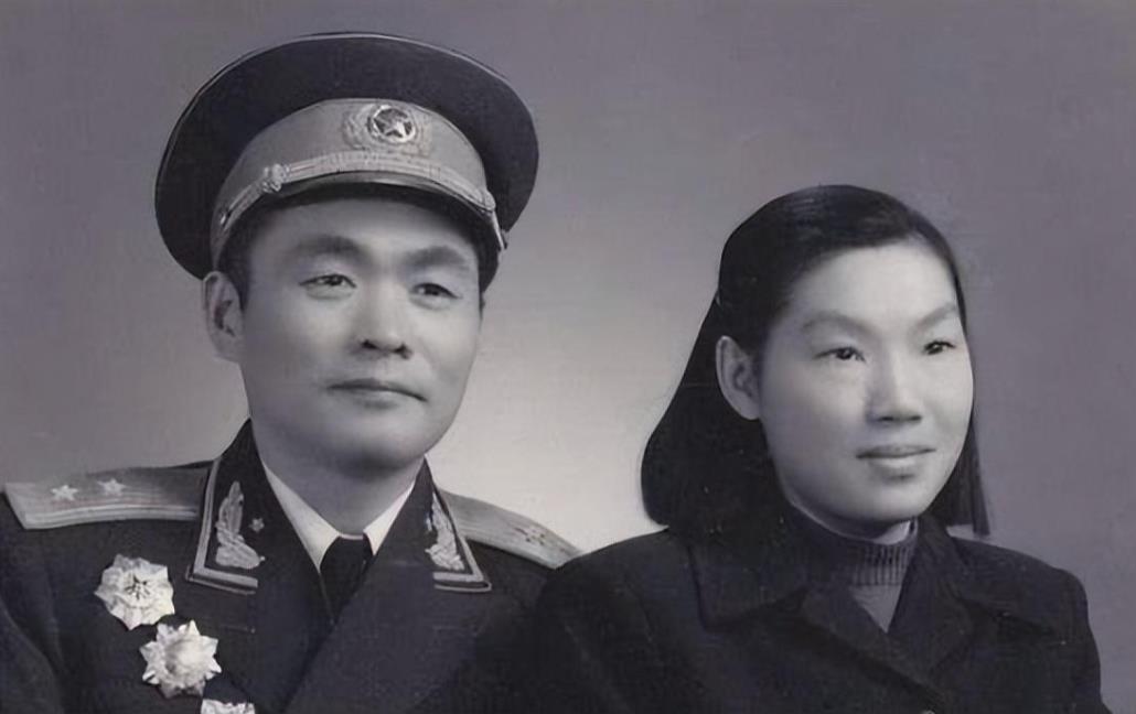 1972年,65岁开国上将迎娶小33岁的小姨子:这是妻子临终前的遗愿