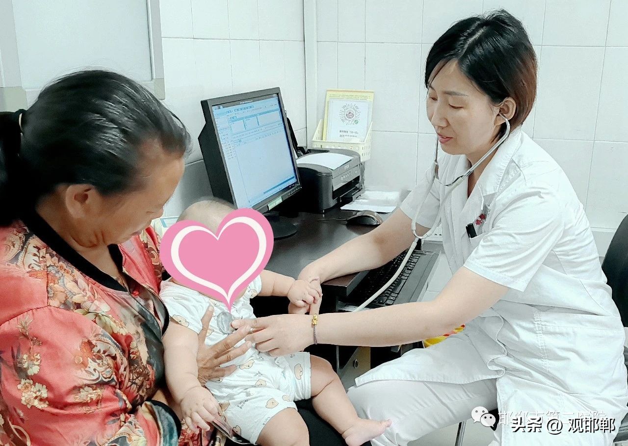 宝宝斜颈往右偏如何纠正睡姿,斜颈宝宝如何矫正睡姿图片