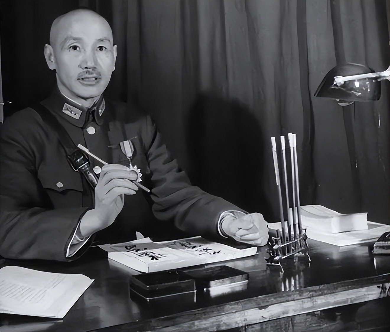 蒋介石有多风流？贴身秘书晚年透露真相，宋美龄做法令人叫绝