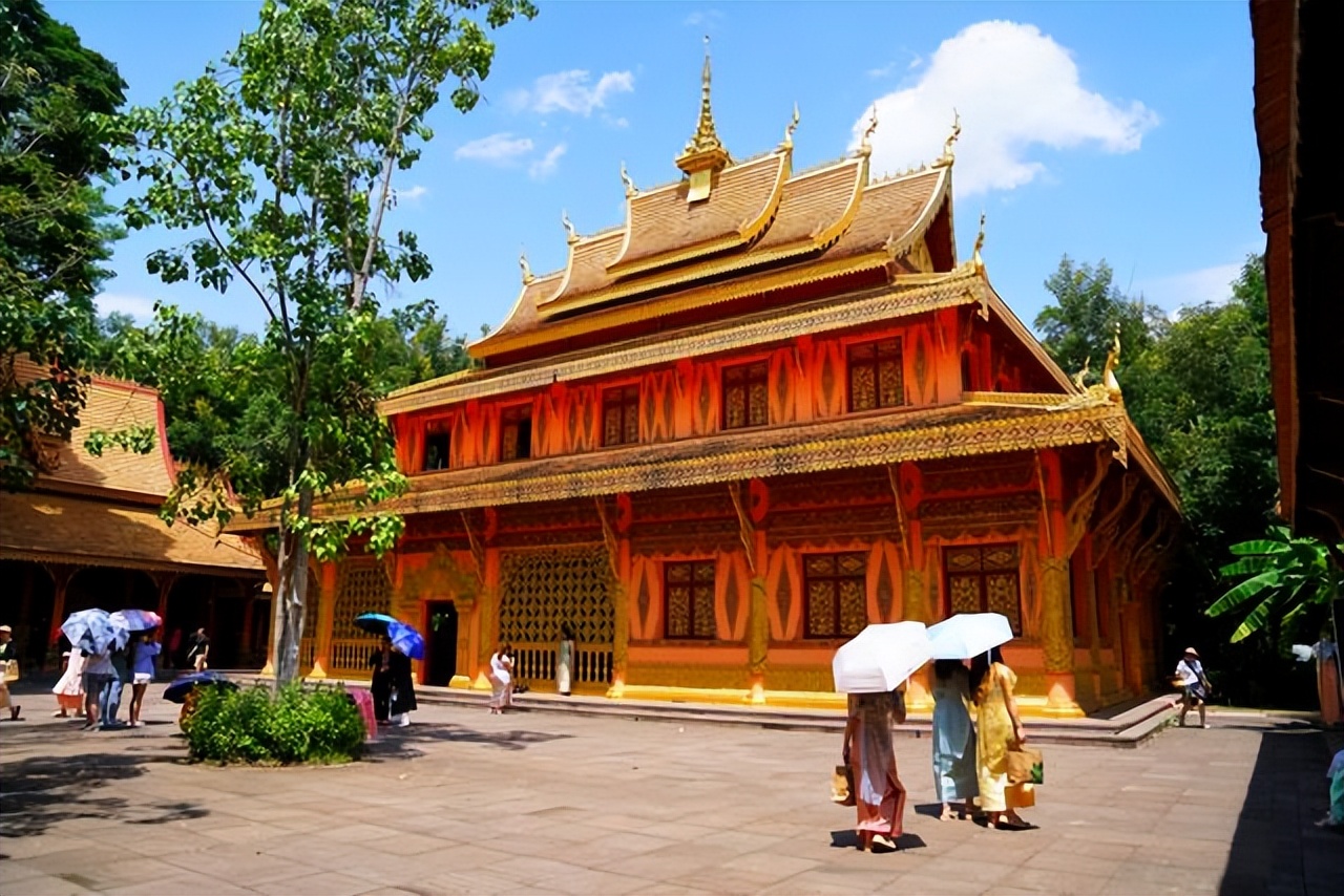 云南西双版纳曼听公园有泰国韵味,西双版纳曼听傣族村寨风景