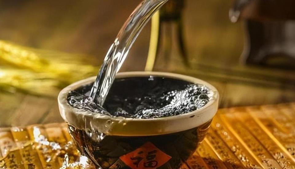 农村小伙自己酿白酒,大爷为喝好酒竟自购设备