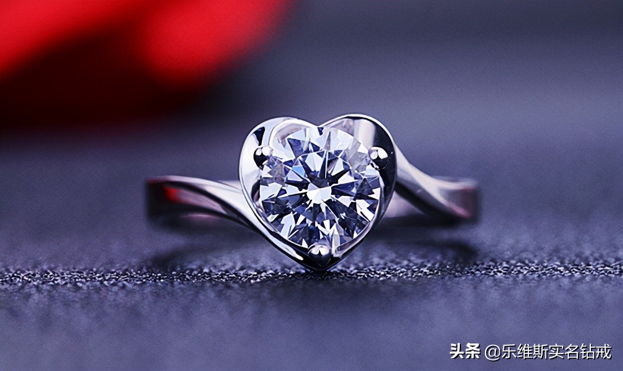 买钻戒什么牌子比较好又实惠,克徕帝钻戒跟钻石世家哪个品牌好