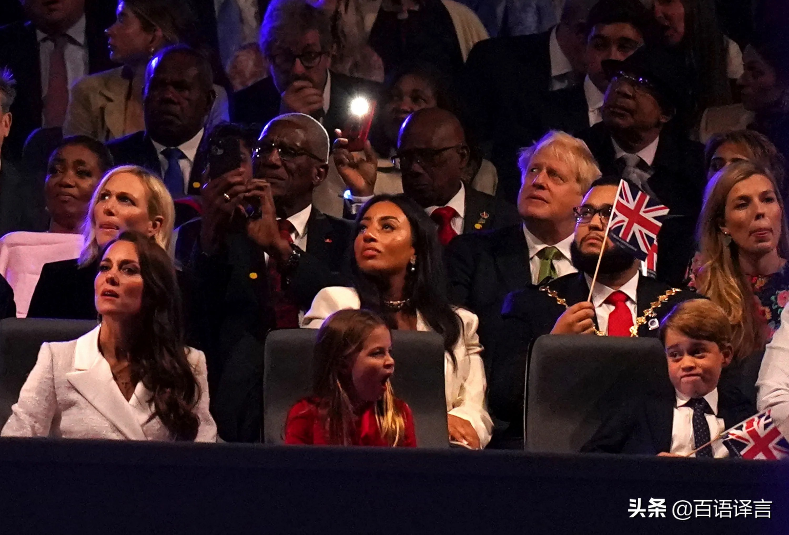 路易又抢女王风头！出席活动时要查尔斯抱，吻妈妈，站凳上吃零食