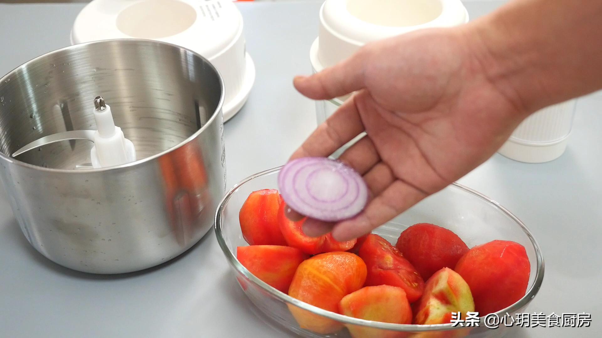 把番茄酱调成番茄沙司方法,把番茄放入冰箱边