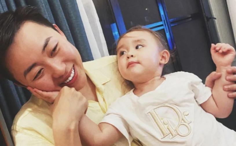 女子斥巨资生混血女儿新闻,吉林女子自己试管生孩子