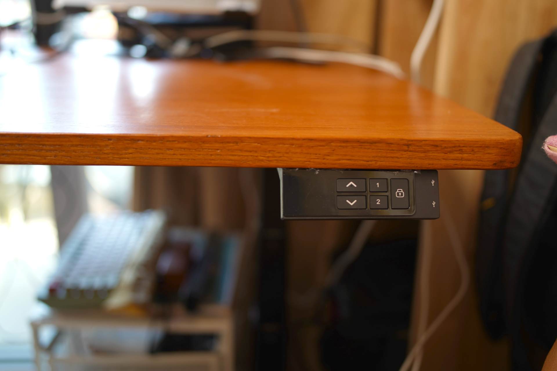 男人谁不喜欢一张大大的书桌,智芯1.8M实木升降桌那是真的爱