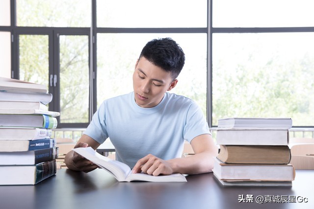 毕业后文科生理科生差距,高中理科生和文科生的差距