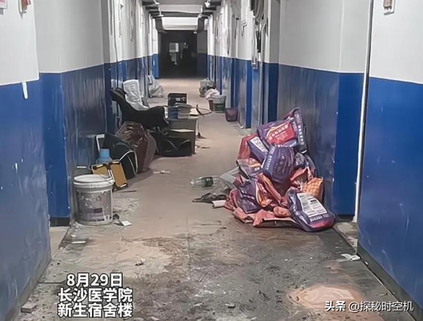 长沙医学院火了！一年学费4万多，宿舍“脏乱差”飚出新高度