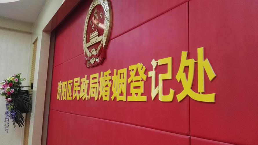 广东男子拍妻子*腥偷**视频发到群里，致妻子自杀，法院：不构成违法