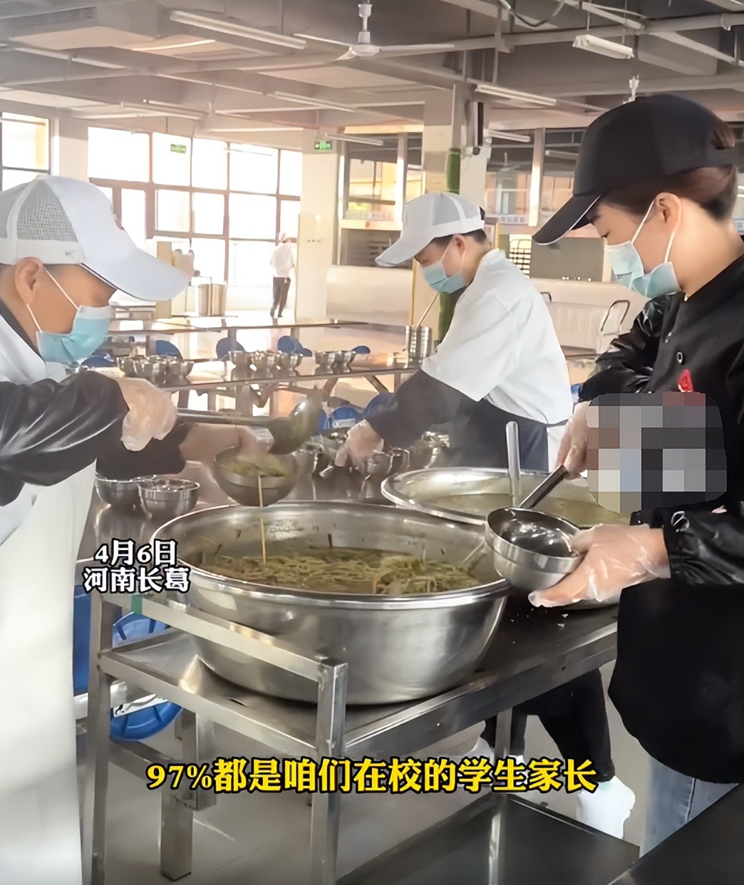 学校食堂打饭阿姨,学校里的食堂阿姨都怎么打饭