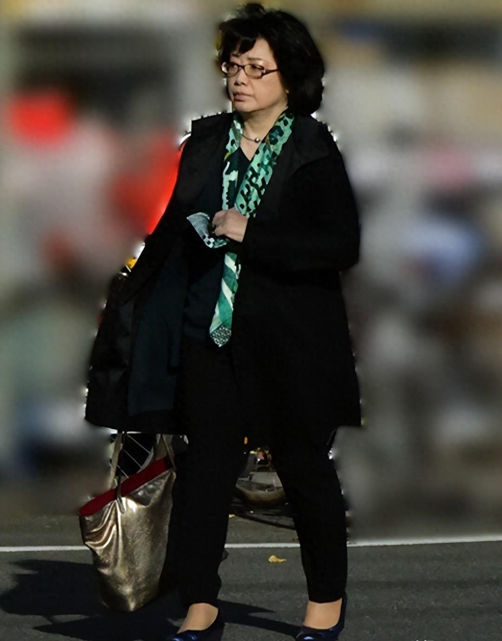 被山口百惠的老年状态惊艳到：64岁发腮发福，穿衣极简却气质高级