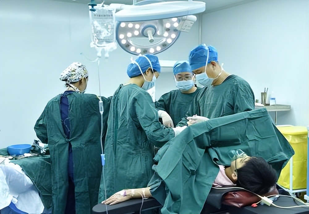 2015年，西安43岁母亲把子宫移植给女儿，4年后，诞下一健康男婴