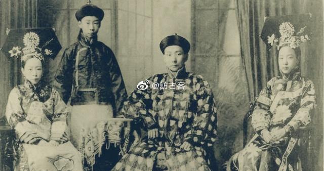 卑鄙龌龊老照片：*楼青**女子妖娆多姿，妇女露胸喂奶被孩子撕扯衣服