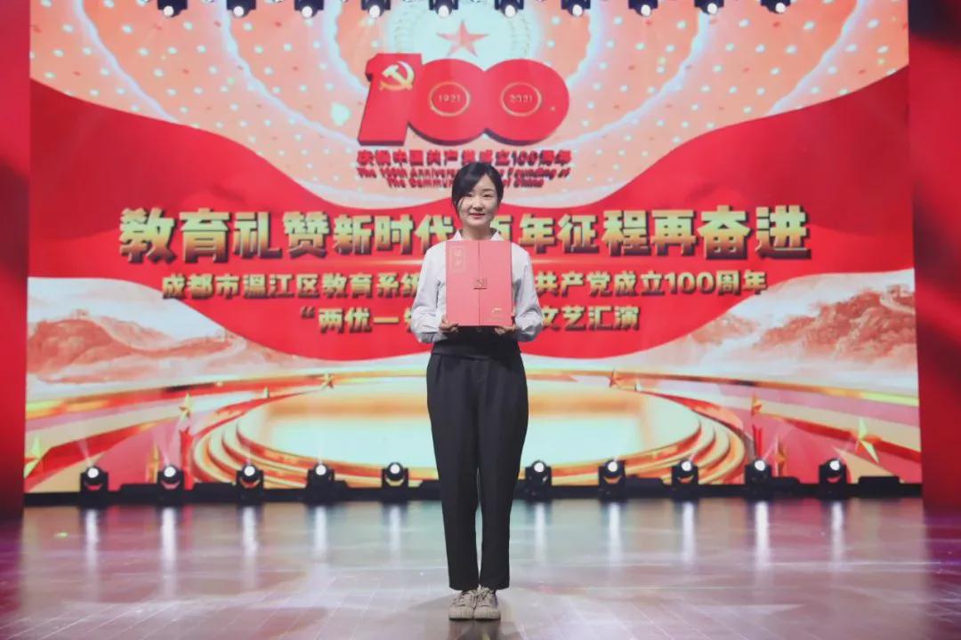 拿奖到手软的学生,拿奖状拿到手软