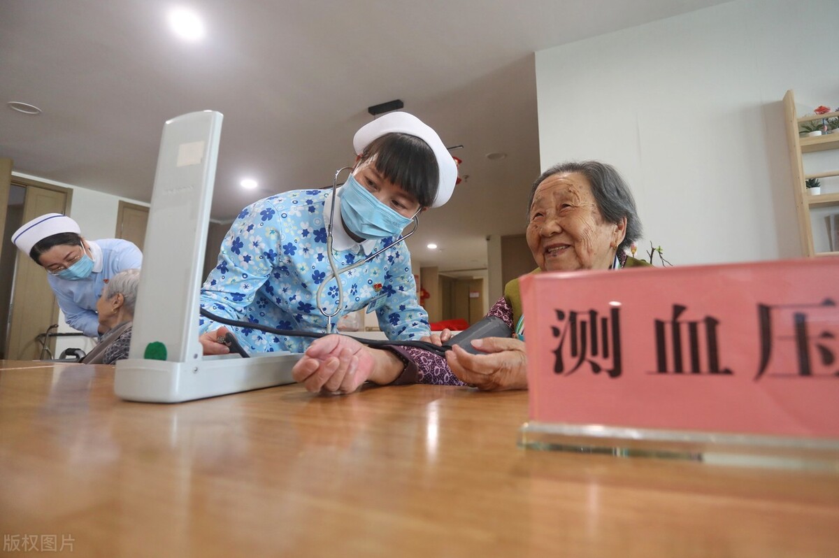 五十岁女人创业项目怎么选比较好,中年单身女人适合什么创业项目