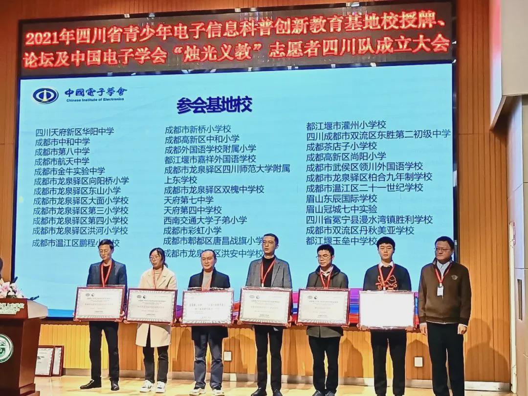 拿奖到手软的学生,拿奖状拿到手软