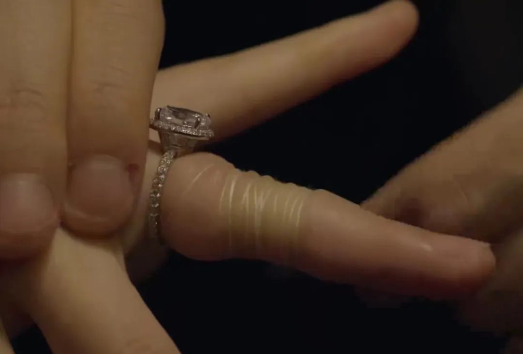 戒指太紧取不下来怎么办教你一招,铁丝戒指卡住了取不下来了怎么办