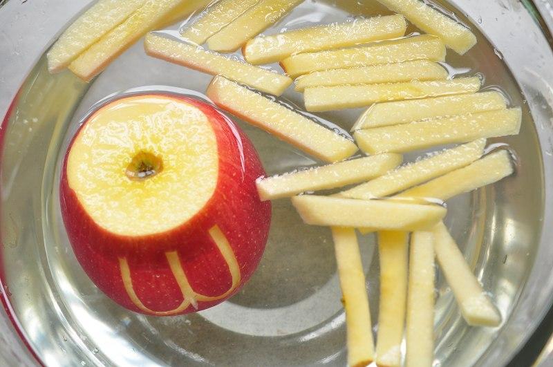 用苹果给女儿做汉堡薯条,给女儿做的薯条苹果汉堡