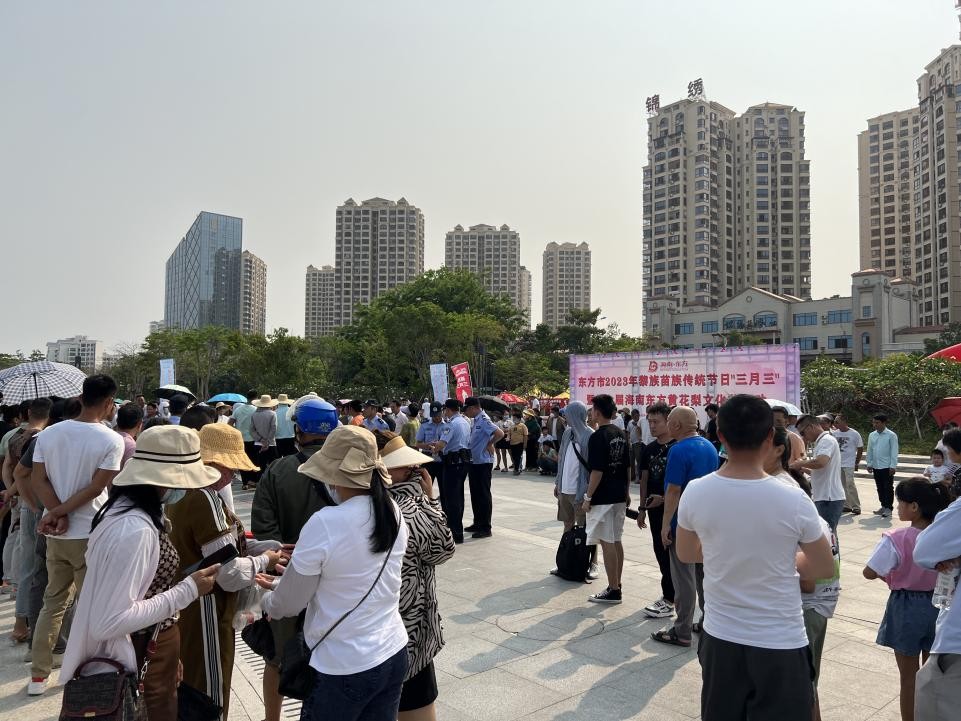 东方成功举办“三月三”系列节庆活动，百人黎锦大赛成最热打卡点