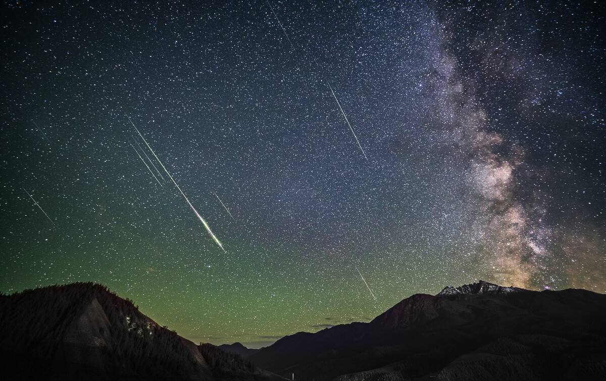 火流星划过杭州夜空，陨石重达数百克，专家建议不要用手直接触摸