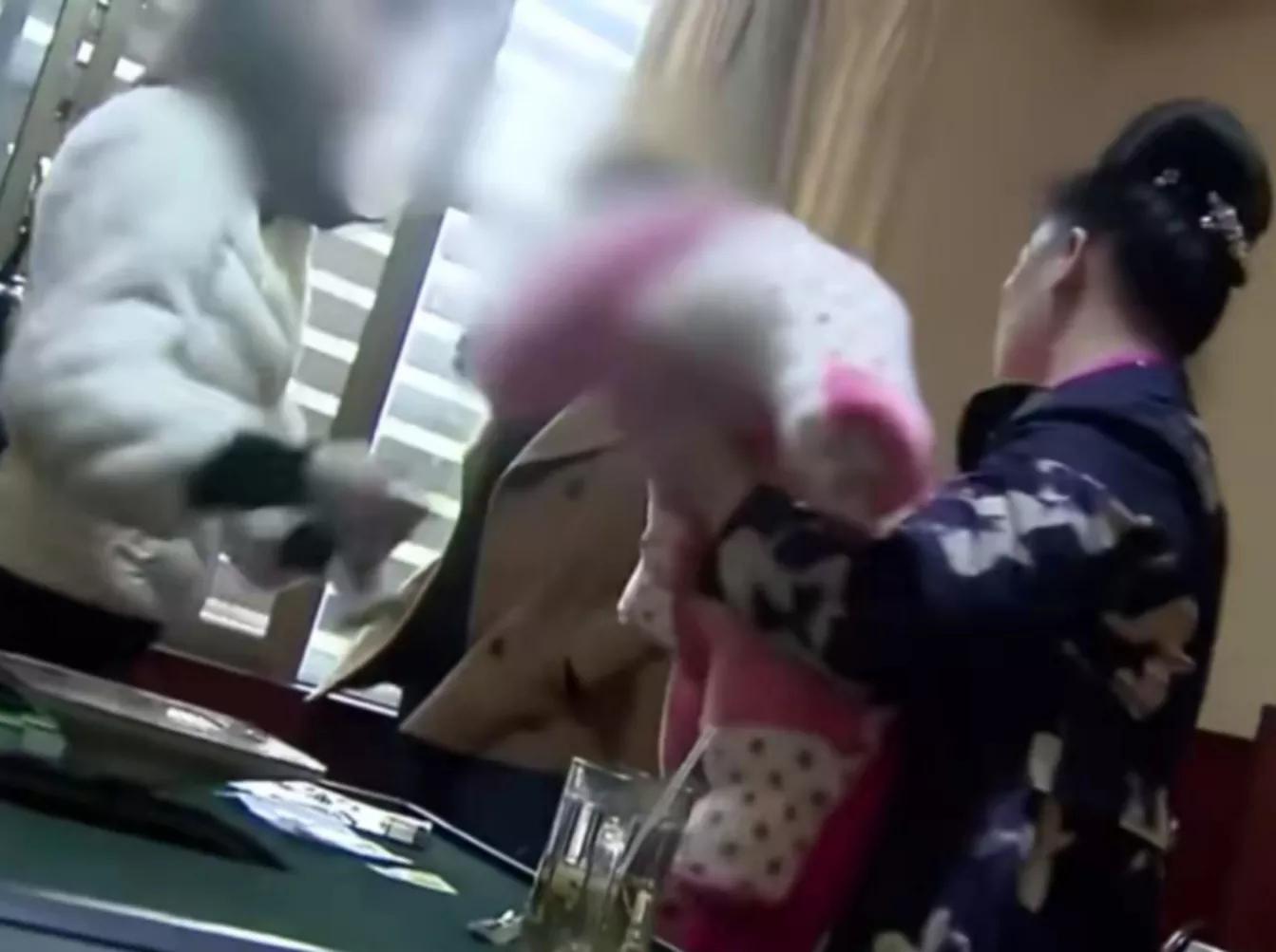 女孩六年前偷偷生下富二代孩子,年轻女孩为富二代男友生下儿子