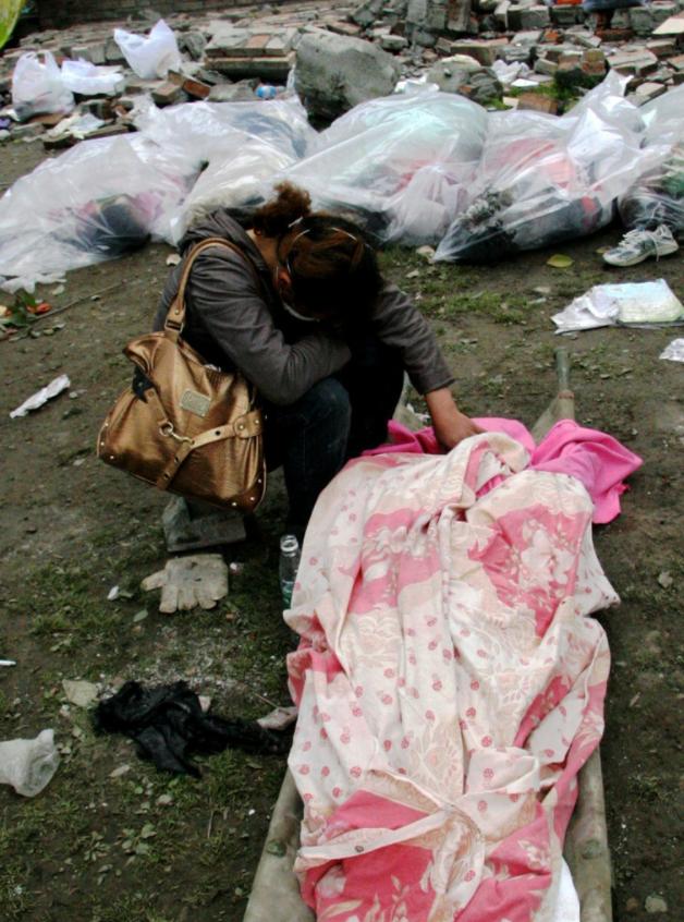 回顾汶川地震的15个感人瞬间,汶川地震的感人瞬间