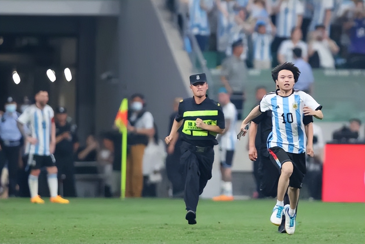 中国球迷闯球场,中国球迷拥抱梅西完整版