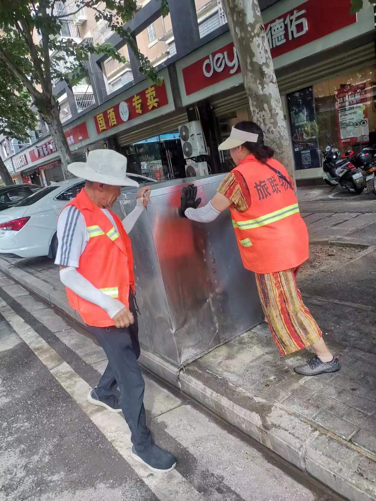 东湖风景区：传统铁皮桶“下岗”分类果皮箱来“接班”