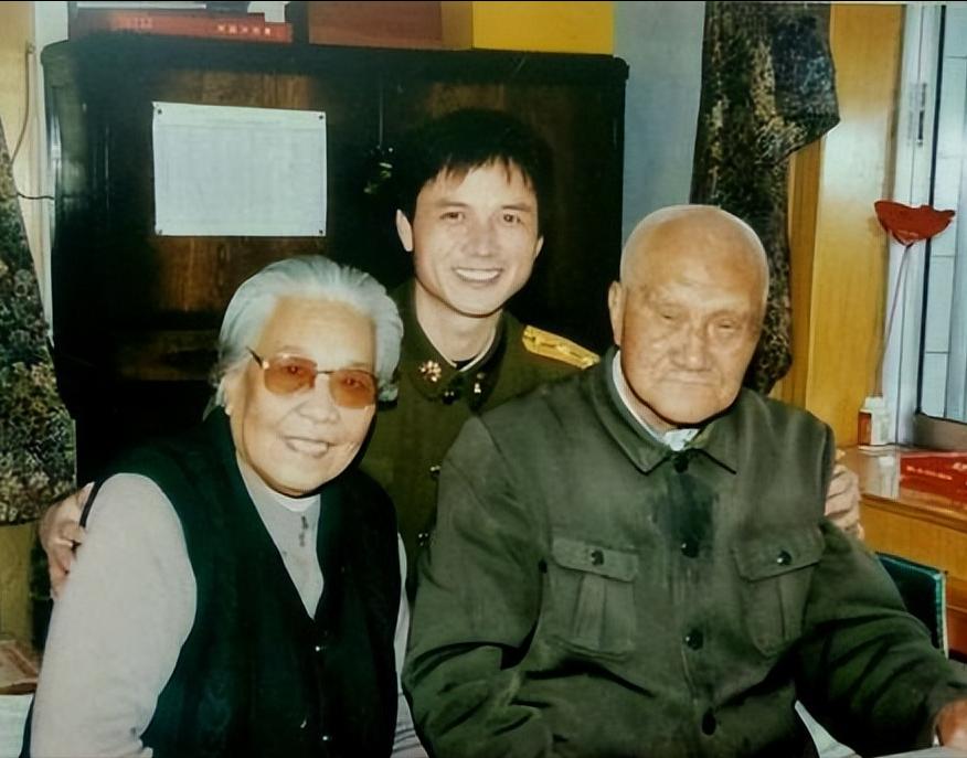 1941年毛主席遇袭，被卫士牺牲一条胳膊救下，退休后享正军级待遇