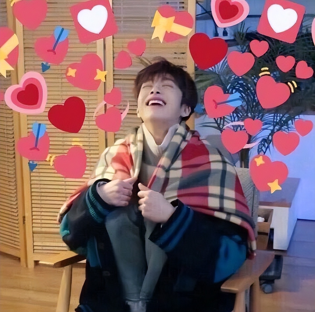 靠韩团门面出道却不火，后凭借表情包出圈，却被扒可疑物品惹争议