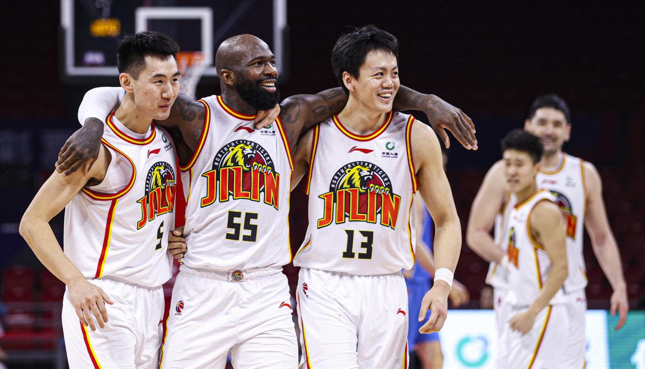 cba00后小将姜伟泽灌篮集锦,吉林男篮新星姜伟泽