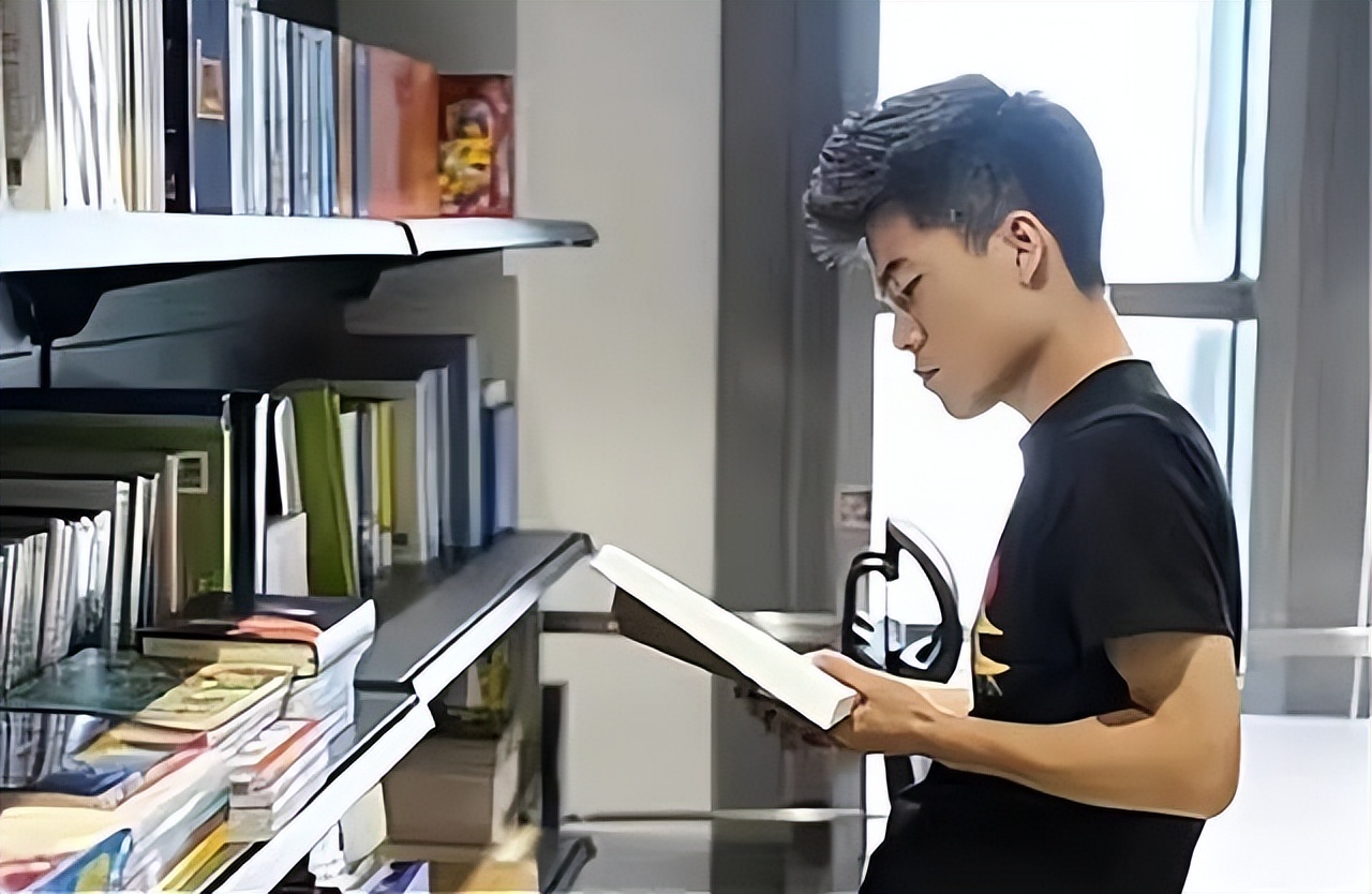 董宇辉为什么通过读书提高认知,为什么说董宇辉读一年书有用