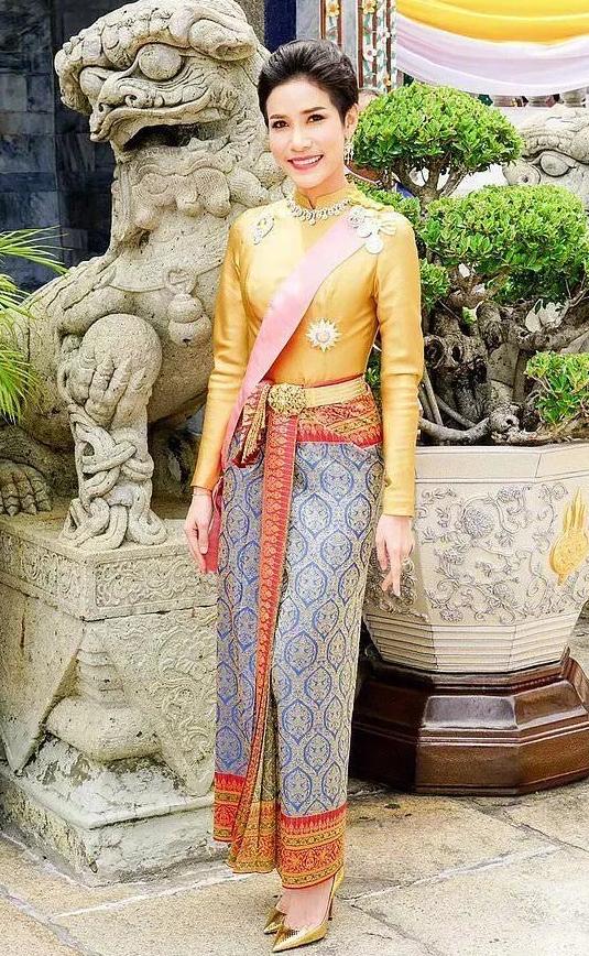 泰国王室诗妮娜恢复王妃头衔,泰国王后诗妮娜封后