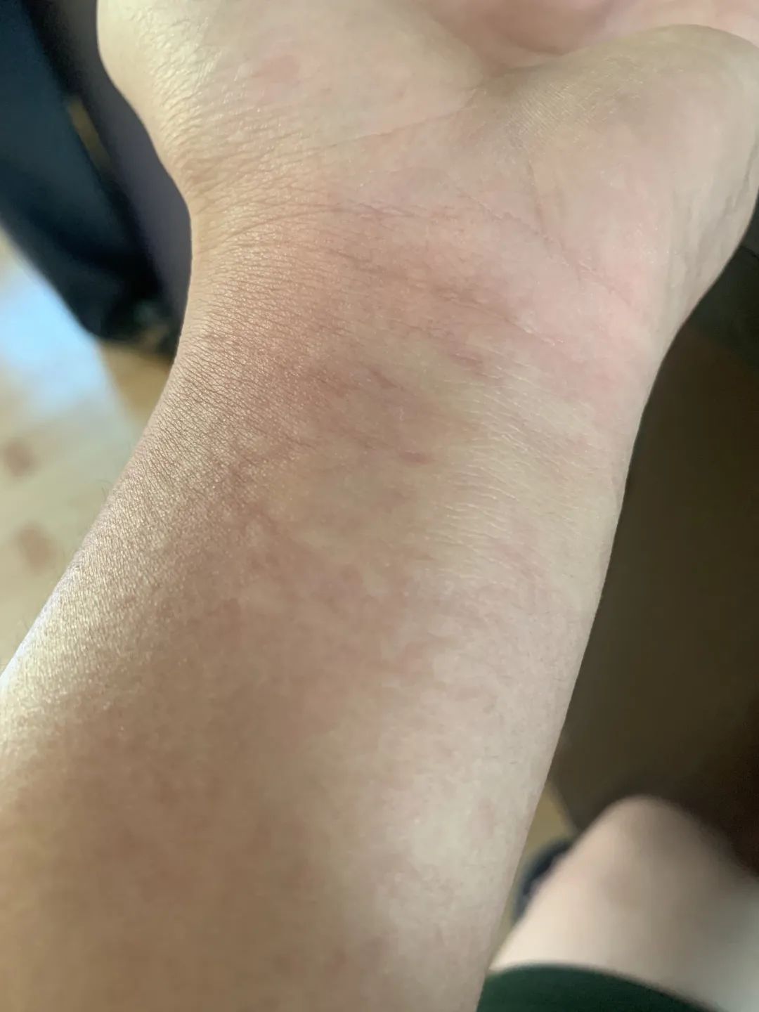 “别动！你手上有条大蜈蚣！”