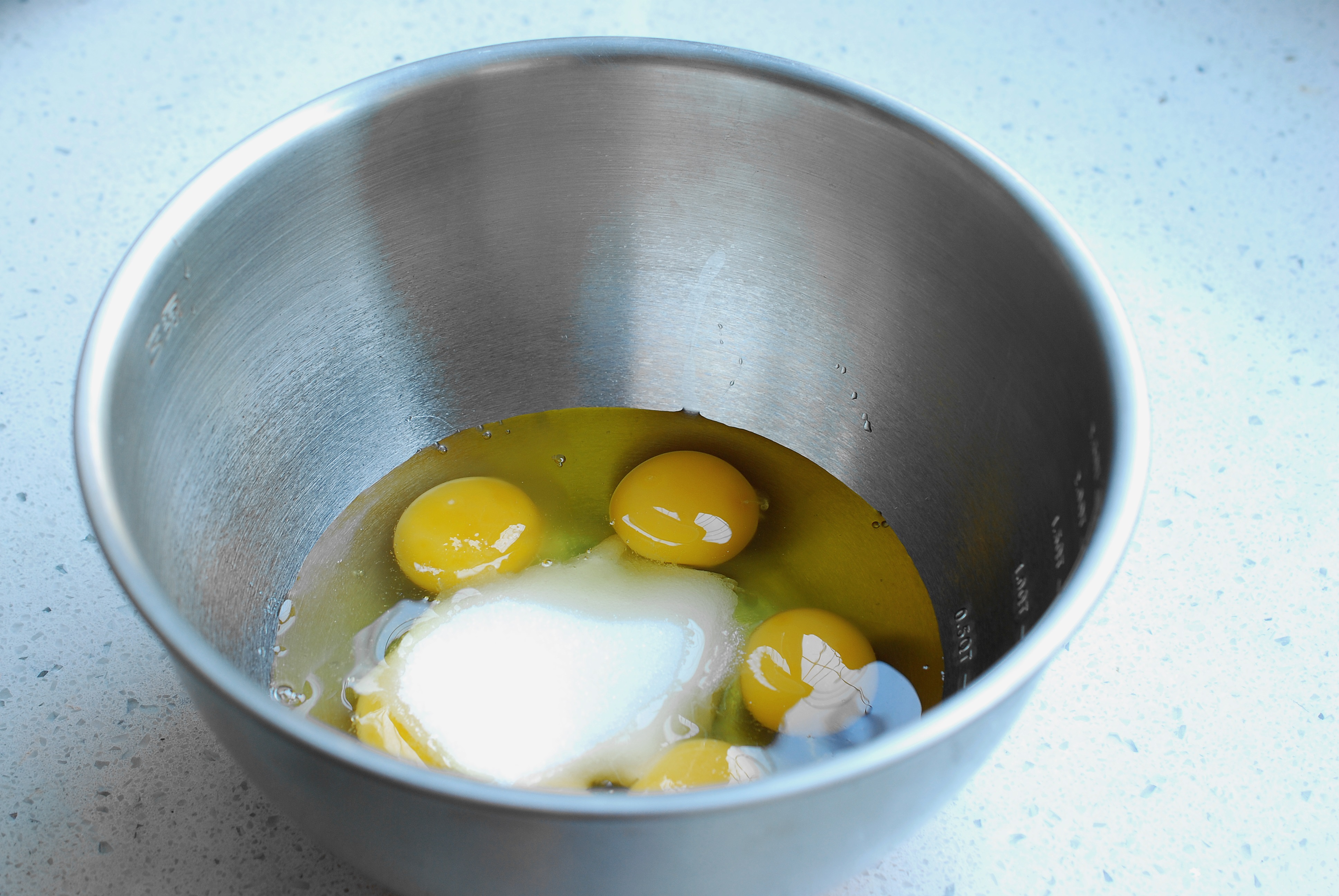 不用分蛋打发的纸杯蛋糕,不需要打发只用鸡蛋的电饭煲蛋糕