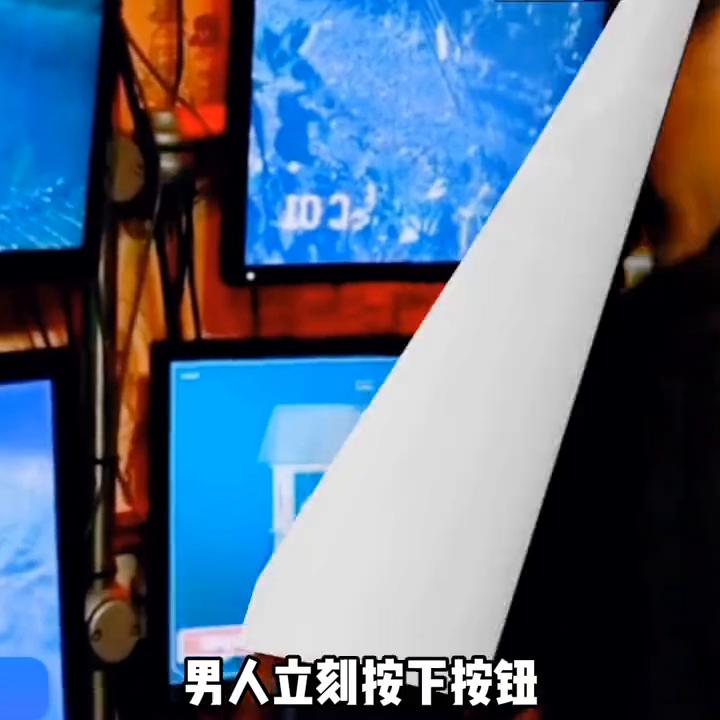 女孩捡到徽章进入另外一个世界,女孩利用一枚徽章穿越到未来