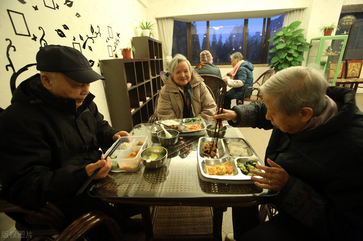 老年人去养老院的利弊,78岁的老人住养老院